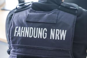 Mit einer großangelegten Razzia gehen Behörden gegen ein System von Scheinfirmen vor. (Archivbild)