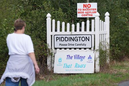 In einem britischen Dorf regt sich Protest gegen die geplante Unterbringung von Asylsuchenden. 