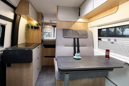 Mooveo Light Van 60 DB, Küchenzeile, Bett, Esstisch