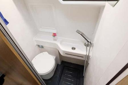 Sanitäranlagen, Badezimmer, Parfüm Daisy, Waschbecken, Toilette, Dusche 