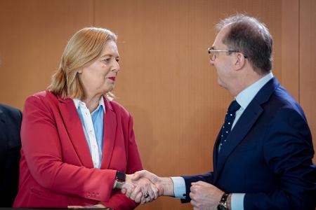 Bundessozialministerin Bärbel Bas (SPD) und Innenminister Alexander Dobrindt (CSU) - hier im Bundeskabinett - haben sich auf einen Aktionsplan gegen Sozialmissbrauch verständigt. (Archivfoto)