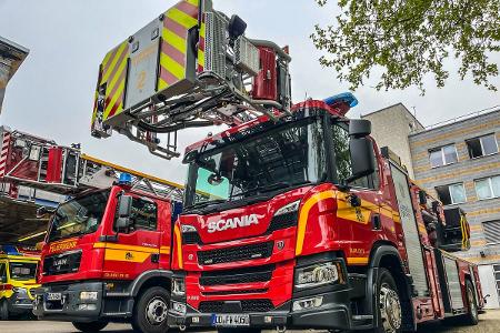 Feuerwehr Dresden: Symbolbild
Zwei Drehleitern der Berufsfeuerwehr Dresden