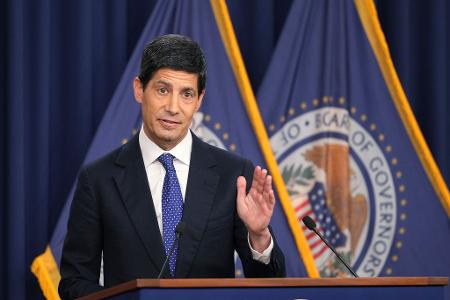 Die Federal Reserve hat erstmals seit Juli 2023 wieder den Leitzins angehoben.