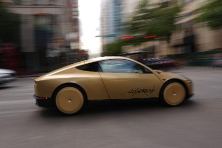 Erste Fahrzeuge von Teslas selbstfahrendem Cybercab ohne Lenkrad und Pedale befördern Menschen im texanischen Austin. (Archivbild)