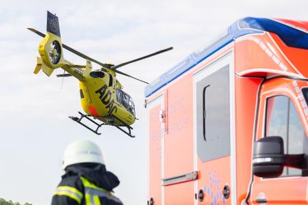 Die Mutter und die Tochter kommen mit schweren Verletzungen in ein Krankenhaus. (Symbolbild) 