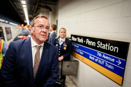 Boris Pistorius kommt auf dem Bahnhof Penn Station mit dem Zug an. 
