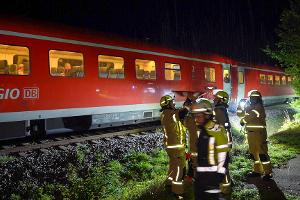 Der Regionalzug musste "notdürftig" repariert werden. 