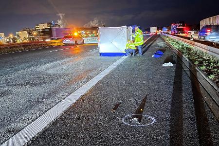Teilsperrung der Autobahn 3: Ein Fußgänger ist bei ihrem Überqueren in Richtung Terminal 2 des Flughafens Frankfurt von einem Lastwagen erfasst und tödlich verletzt worden.