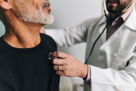 Arzt untersucht älteren männlichen Patienten