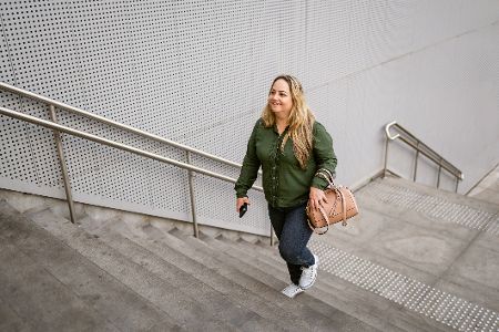 Frau steigt Treppe hinauf