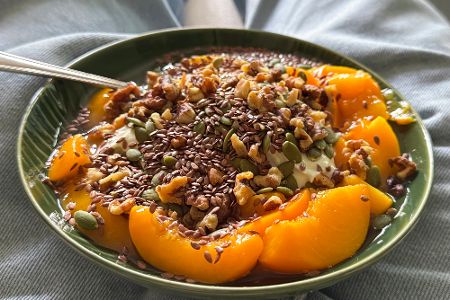 Leinsamen auf einem Müsli mit Aprikosen