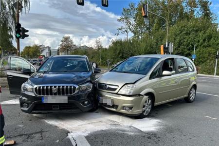 Die beiden Autos waren nicht mehr fahrbereit und mussten abgeschleppt werden.