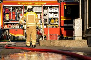 Feuerwehr Dresden: Symbolbild.
Eine Einsatzkraft im Einsatz.
