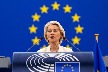 Eltern und Lehrer müssen über die Risiken und Chancen der digitalen Welt aufgeklärt werden, wie von der Leyen auch sagte. 
