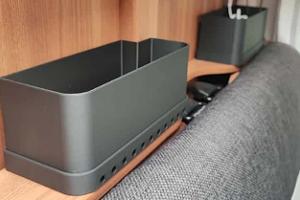 Durch die beiden Aufbewahrungsboxen von 3Dprints4Camper wirkt die Ablage über der Rücklehne des Weinsberg Pepper schon deutlich ordentlicher.