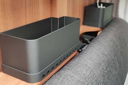 Durch die beiden Aufbewahrungsboxen von 3Dprints4Camper wirkt die Ablage über der Rücklehne des Weinsberg Pepper schon deutlich ordentlicher.