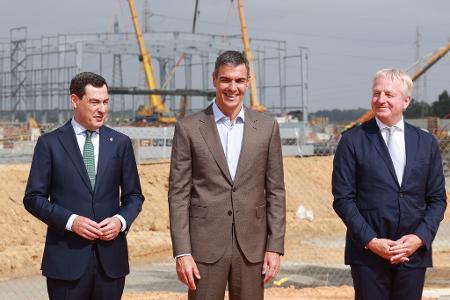 Spaniens Regierungschef Pedro Sánchez (M), Andalusiens Regionalregierungschef Juanma Moreno (l) und der Chef des Energieunternehmens Moeve, der Niederländer Maarten Wetselaar, haben symbolisch den Grundstein für die derzeit größte Anlage Südeuropas zur Produktion grünen Wasserstoffs aus erneuerbaren Energiequellen in der Region Huelva gelegt.
