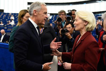 Von ihr ging die Initiative aus: EU-Kommissionspräsidentin Ursula von der Leyen (r) hatte am Mittwoch in ihrer diesjährigen Rede zur Lage der Union dafür geworben, Kanada zum ersten 
