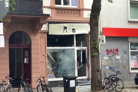 Das Café an der Berger Straße in Frankfurt wurde stark beschädigt - ebenso wie eine gegenüberliegende Suppenbar. 