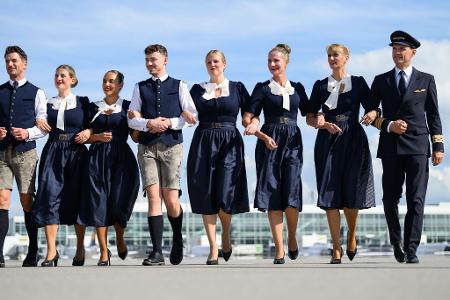 Die Lufthansa stellt die Tracht für die Crews zum Oktoberfest vor.