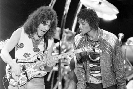 Berühmte Stratocaster-Kopie: die "Franken-Strat" des 2020 gestorbenen Gitarrenvirtuosen Eddie van Halen. Auf dem Bild ist van Halen bei einem Auftritt mit Michael Jackson im Jahr 1983 zu sehen.