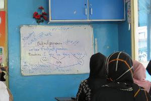 "Im KI-Zeitalter müssen wir einfach alle Englisch können", sagt eine Englischlehrerin in Afghanistan.