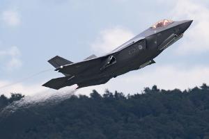 Ein Kampfjet vom Typ F-35 startet in Ramstein