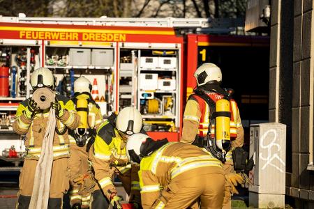 Feuerwehr Dresden: Symbolbild
Feuerwehrleute ein Einsatz