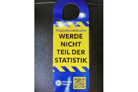 Die Ordnungshüter brachten präventiv Informationsmaterial an geparkte E-Scooter an mit Hinweisen bezüglich der Regeln für die Inbetriebnahme von E-Scootern.