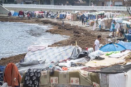 Nach der massenhaften Ankunft hatten Tausende rund eineinhalb Monate unter schwierigen Bedingungen auf der Straße oder am Strand verbracht.