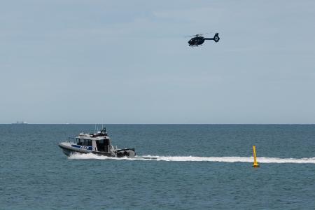 Einsatzkräfte suchten mit Booten und einem Helikopter nach dem Opfer. 