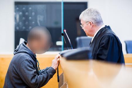 Hat er seine eigene Familie angegriffen, seine Frau getötet und seine Tochter lebensgefährlich verletzt? Der Angeklagte will sich im Prozess äußern.