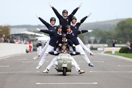 Ein Showteam rollt bei der Eröffnungsparade des Goodwood Revival 2026 über den historischen Motor Circuit.