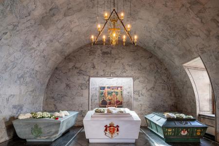 Der Sarkophag von König Harald V. (links) steht jetzt im königlichen Mausoleum neben den Sarkophagen seiner Eltern und Großeltern. (Handout)