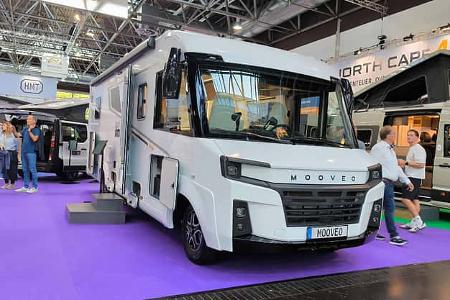 Außenaufnahme eines vollintegrierten Mooveo Reisemobils (INT-78 QBF Al-Ko) auf dem CARAVAN SALON Düsseldorf 2026. Moderne Front mit markantem Design und AL-KO-Chassis.
