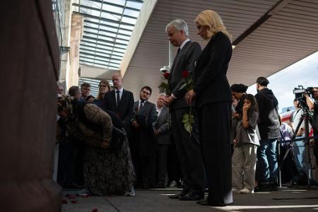 Minister Bilger (l, CDU) und Bahnchefin Palla verneigen sich im ehrenden Gedenken.