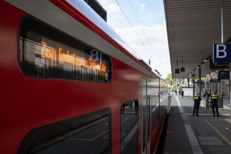 Eine Schweigeminute auf Gleis 1 leitete das Gedenken ein.