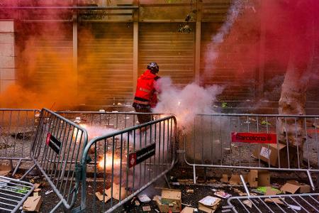 Heißer Protest: Während Feuerwehrleute in Barcelona demonstrieren, wird Pyrotechnik gezündet. 