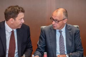 Seit Tagen wird auch auf höchster Ebene über eine Entlastung bei den Spritpreisen diskutiert. (Archivbild)