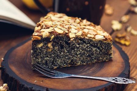 Saftiger Mohnkuchen mit Mandeln
