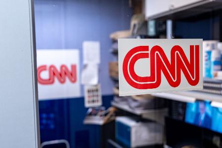 Das Logo des Senders CNN ist am Weißen Haus zu sehen.