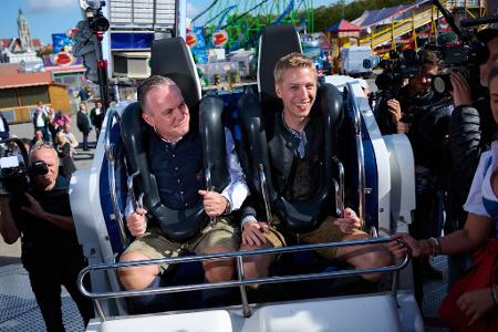 Die Vorfreude auf das Oktoberfest steigt: OB Dominik Krause (r) und Wiesn-Chef Christian Scharpf sitzen schon einmal Probe.