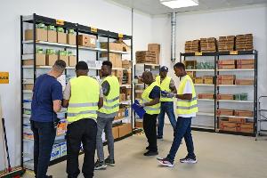 Viel ist in den vergangenen zehn Jahren über den sogenannten Spurwechsel vom Asylverfahren in die Erwerbsmigration gestritten worden. In Branchen wie Gastronomie, Pflege, Transport und Logistik herrscht Arbeitskräftemangel. (Symbolbild)