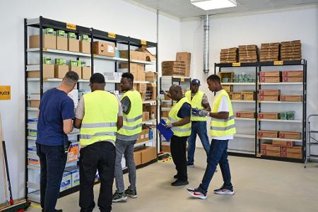 Viel ist in den vergangenen zehn Jahren über den sogenannten Spurwechsel vom Asylverfahren in die Erwerbsmigration gestritten worden. In Branchen wie Gastronomie, Pflege, Transport und Logistik herrscht Arbeitskräftemangel. (Symbolbild)