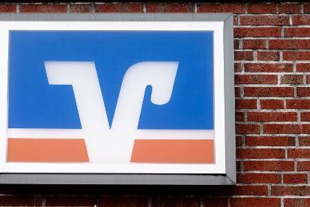 Etablierte Banken wie Volksbanken, Sparkassen und Privatbanken in Deutschland haben es mit zunehmender Konkurrenz von Neobanken zu tun. Zudem werben immer mehr Auslandsbanken hierzulande um Kundschaft. (Symbolbild)