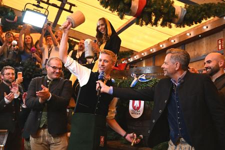 Oberbürgermeister Dominik Krause beim Anstich. 