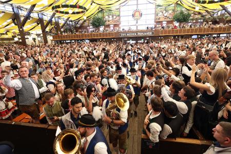 Die Festzelte sind schon gut gefüllt.