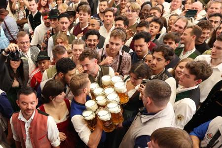 Ab 12.00 Uhr wird Bier ausgeschenkt.