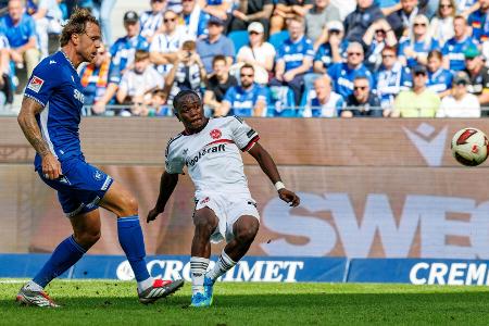 Der Club bleibt oben dran, Karlsruhe taumelt