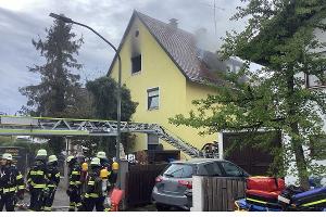 Die Feuerwehr München im Einsatz bei einem Dachstuhlbrand in der Kerschlacher Straße im Stadtteil Forstenried.